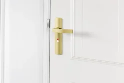 Deurbeslag Binnendeur|Deurklinken > AXA deurkrukset Curve Blok goud blindschild zilver wc-/badkamersluiting 63/8