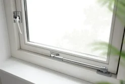 Raambeslag|Raamsluiting > AXA raamsluiting met drukknop rechts aluminium buitendraaiend