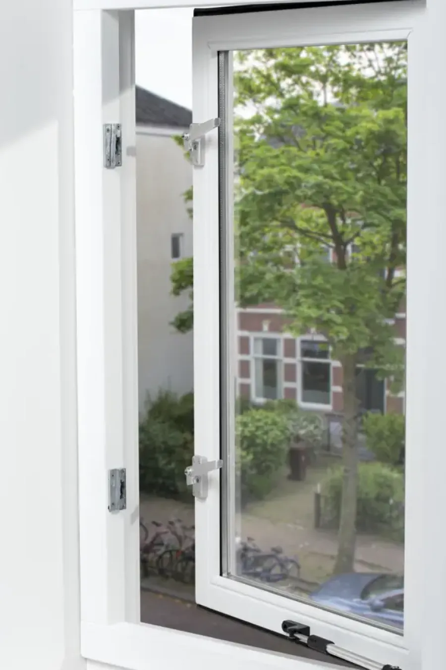 Raambeslag|Raamsluiting > AXA raamsluiting rechts aluminium SKG 1-ster