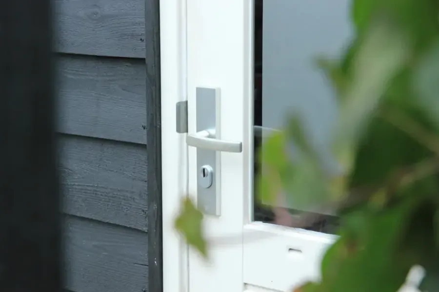 Deurbeslag Buitendeur|Deurklinken > AXA veiligheidsbeslag Edge achterdeur aluminium langschild met SKG 3-sterren 92 mm