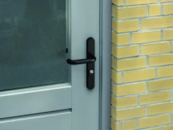 Deurbeslag Buitendeur|Deurklinken > AXA veiligheidsbeslag Oval achterdeur zwart smal schild met SKG 3-sterren 92 mm