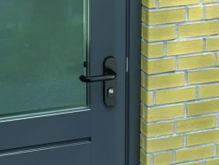 Deurbeslag Buitendeur|Deurklinken > AXA veiligheidsbeslag Oval achterdeur zwart kortschild met SKG 3-sterren 72 mm