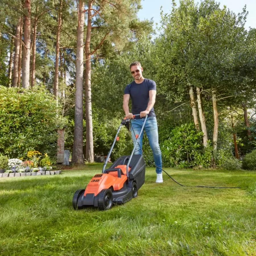 Grasmaaiers > BLACK+DECKER elektrische grasmaaier BEMW451-QS 32cm 1200W