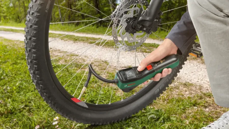 Overig Accu Gereedschap > Bosch EasyPump accupomp incl 3 ventielen en handige fietstas