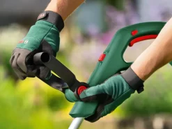 Grastrimmers > Bosch 18V trimmer Universal (Incl. 2Ah accu + oplader)