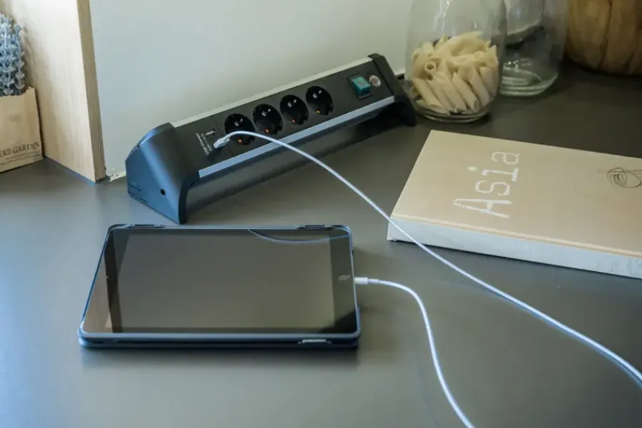 Stekkerdozen > Brennenstuhl Stekkerdoos met schakelaar en USB 4-voudig zwart/grijs 1,8 meter snoer