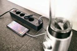 Stekkerdozen > Brennenstuhl stekkerdoos 4-voudig met 2 USB-aansluitingen en schakelaar zwart 1,5 meter