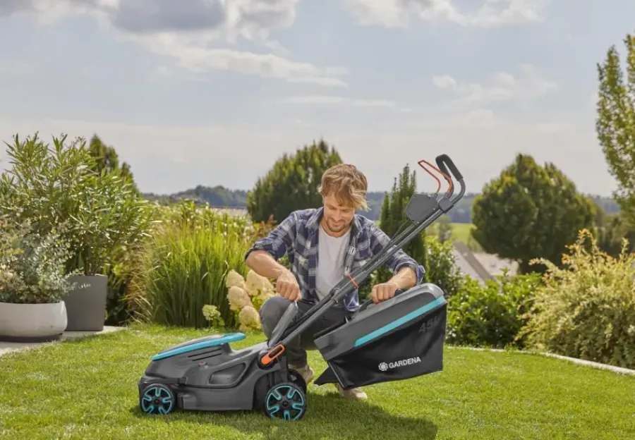 Grasmaaiers > Gardena 2x18V grasmaaier Powermax P4A 37cm incl. twee 4.0Ah accu's + lader