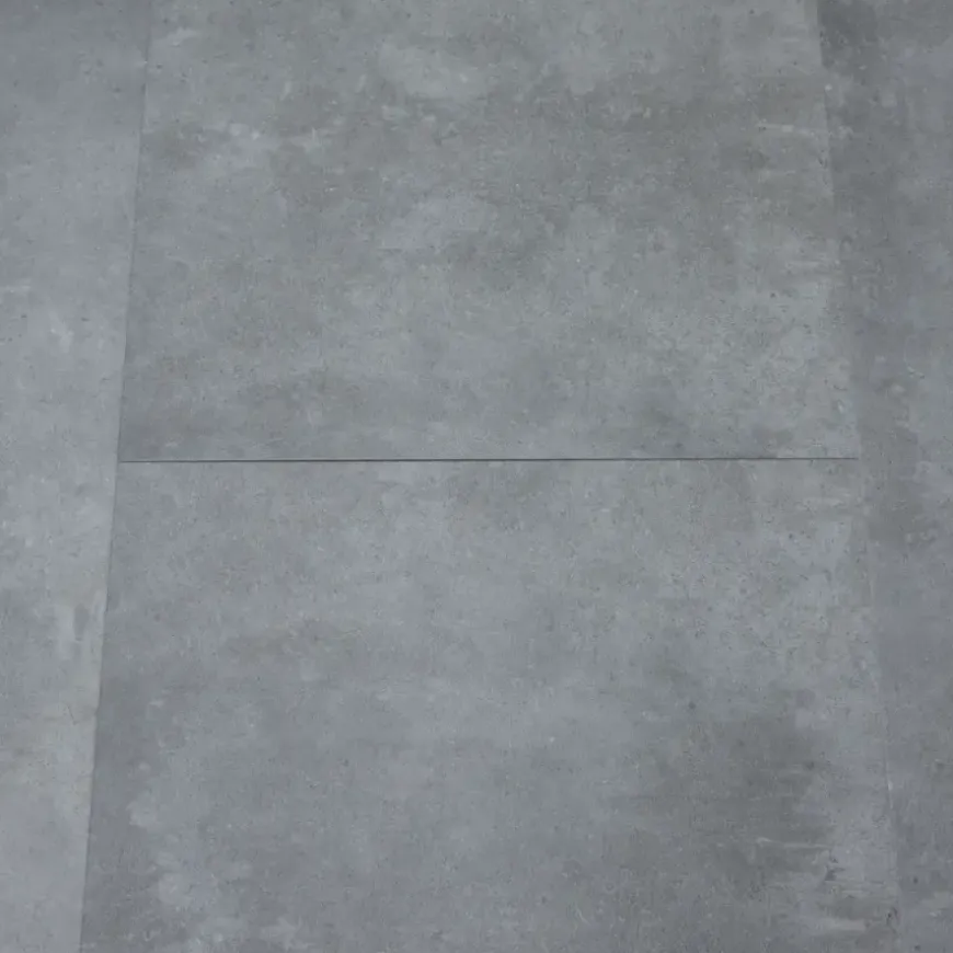 Le Noir & Blanc click PVC Piastro tegel donkergrijs betonlook incl. geïntegreerde ondervloer