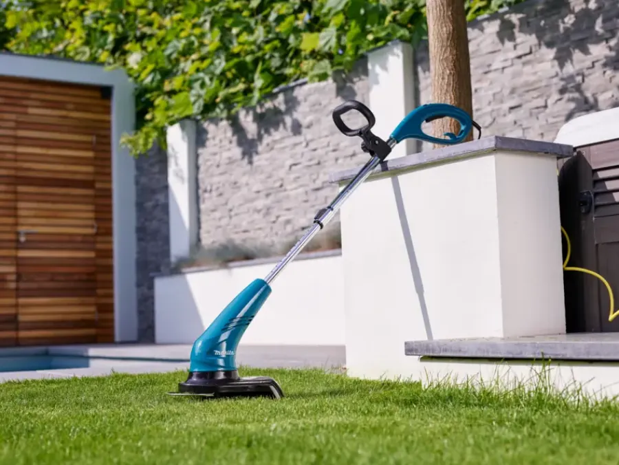 Grastrimmers > Makita elektrische trimmer UR3000 - 450W 30cm