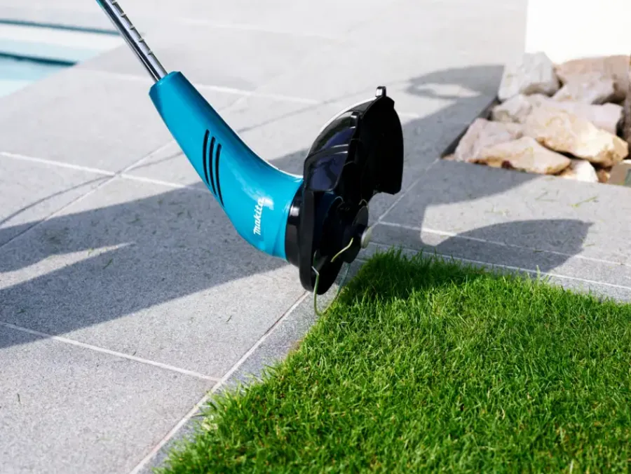 Grastrimmers > Makita elektrische trimmer UR3000 - 450W 30cm