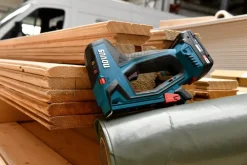 Tackers > Novus 18V tacker J-551 systembox incl. 2.0Ah accu + oplader en draadnieten