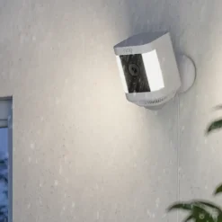 Elektronische Beveiliging > Ring Spotlight Camera Plus Plug-in Wit