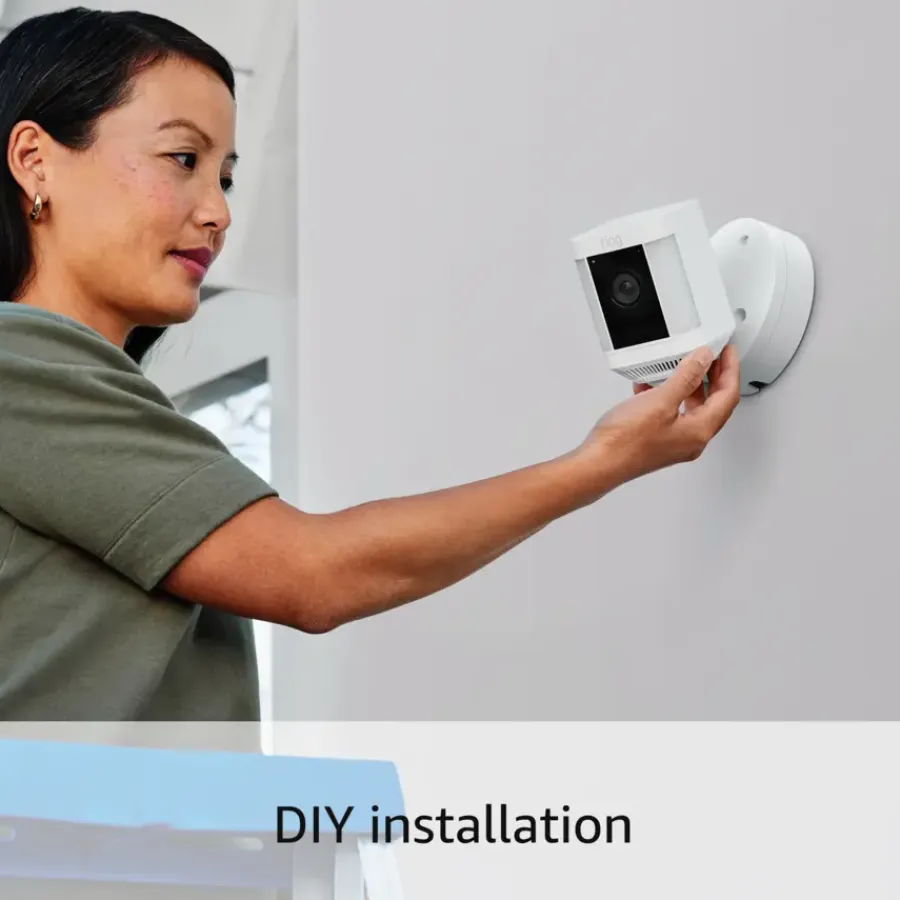 Elektronische Beveiliging > Ring Spotlight Camera Plus Plug-in Zwart
