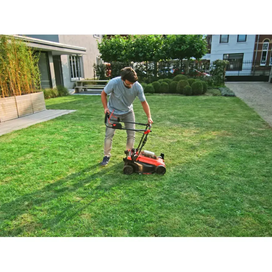 Grasmaaiers > SKIL 20V grasmaaier 0130BA brushless 34cm + 2 accu's 2,0Ah + snellader