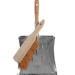 Stoffer en blik met houten handvat
